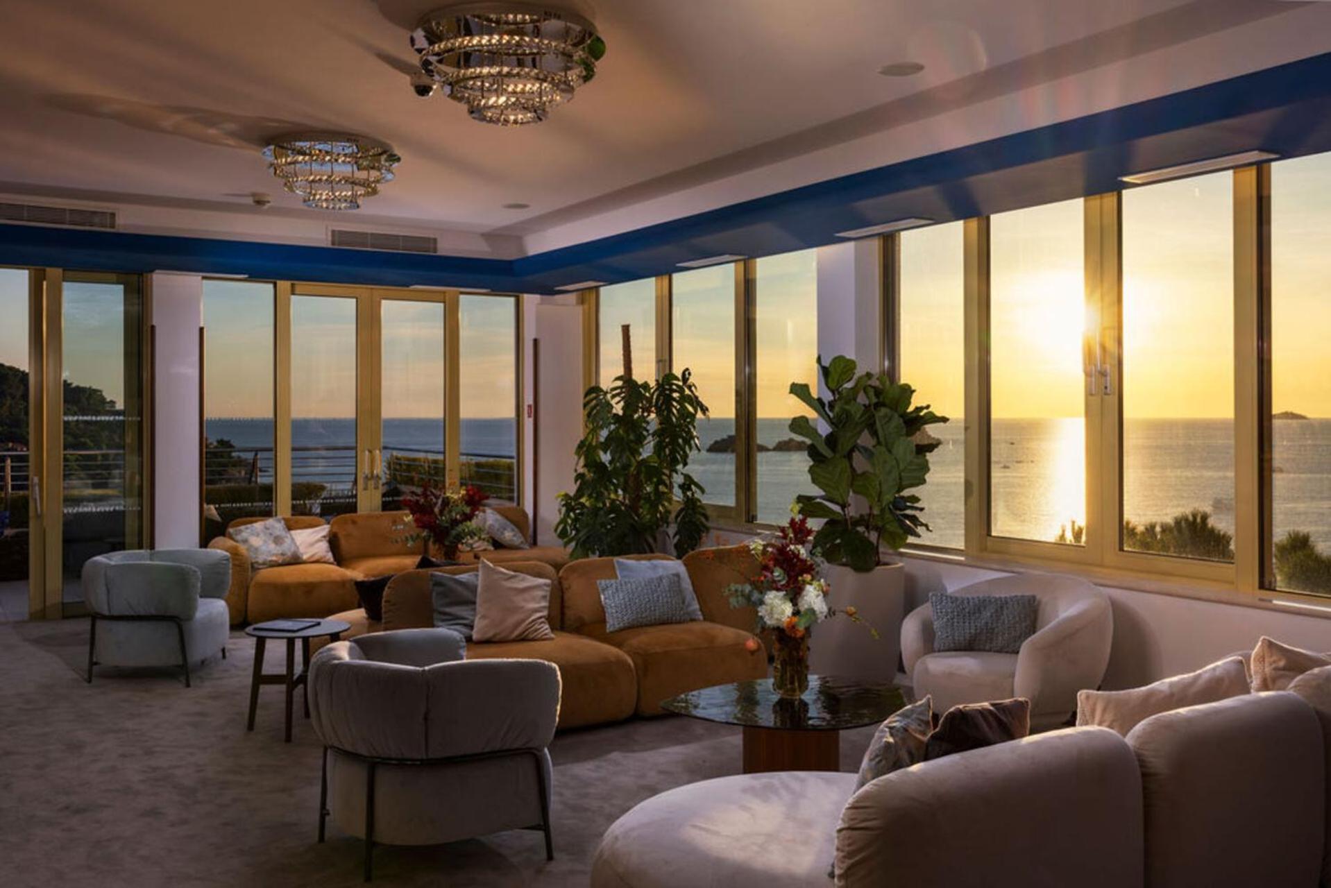 فندق More دوبروفينك المظهر الخارجي الصورة The Sky Lounge